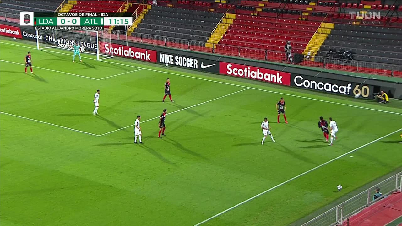 ¡TIRO ATAJADO! disparo por Ezequiel Barcos.