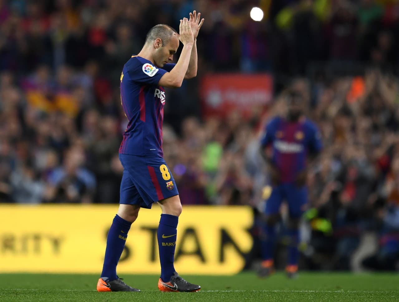 La salida de Andrés Iniesta con el marcador arriba para Barcelona al minuto 13 del segundo tiempo significó el adiós de una leyenda en estos clásicos.