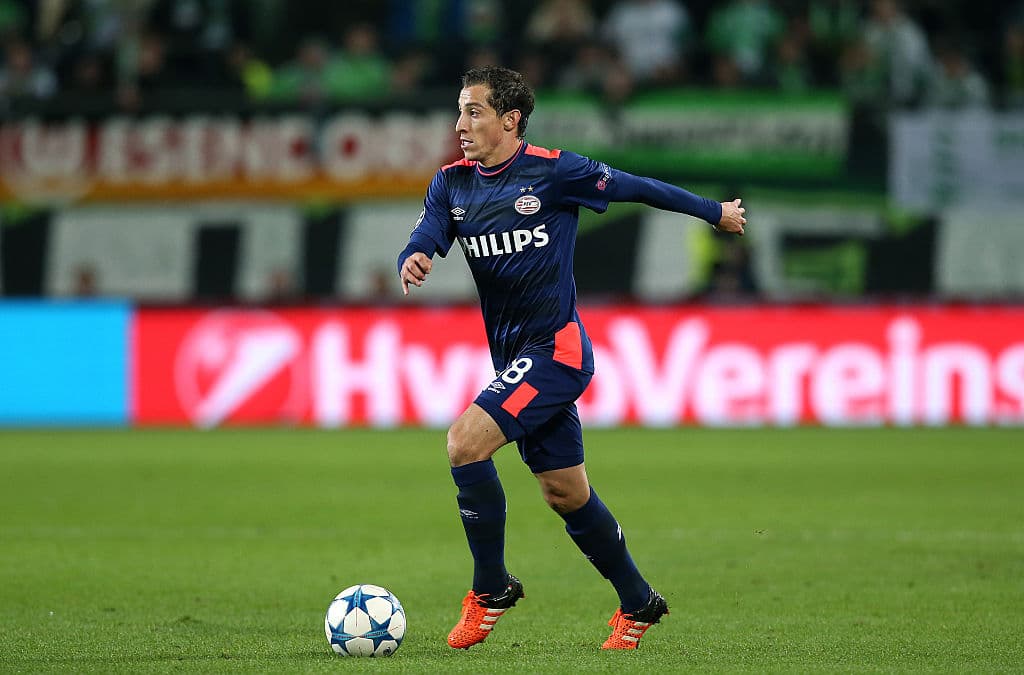 El mexicano no solo modificó su estilo sino su apariencia en PSV Eindhoven, aunque eso no lo mantuvo del todo lejos de los problemas médicos.