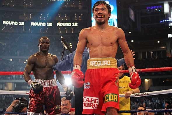 Al llegar al límite de los 12 rounds, ambos púgiles mostraron su satifacción y el público quedó feliz con el espectáculo