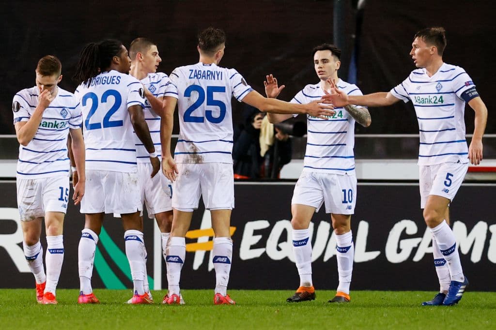 Dinamo echó al Brujas con global de 2-1.