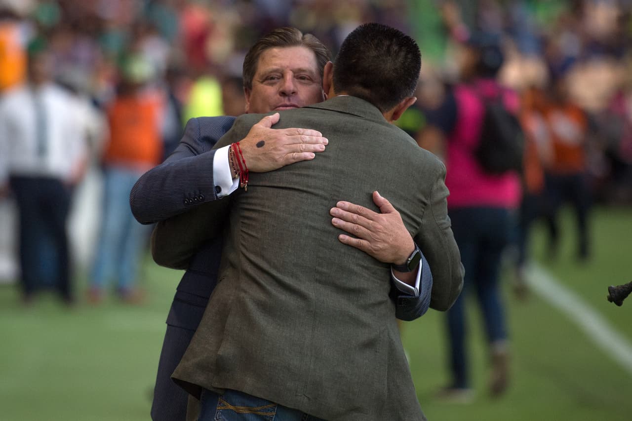 Un emotivo abrazo protagonizaron los técnicos Miguel Herrera e Ignacio Ambriz antes del partido.