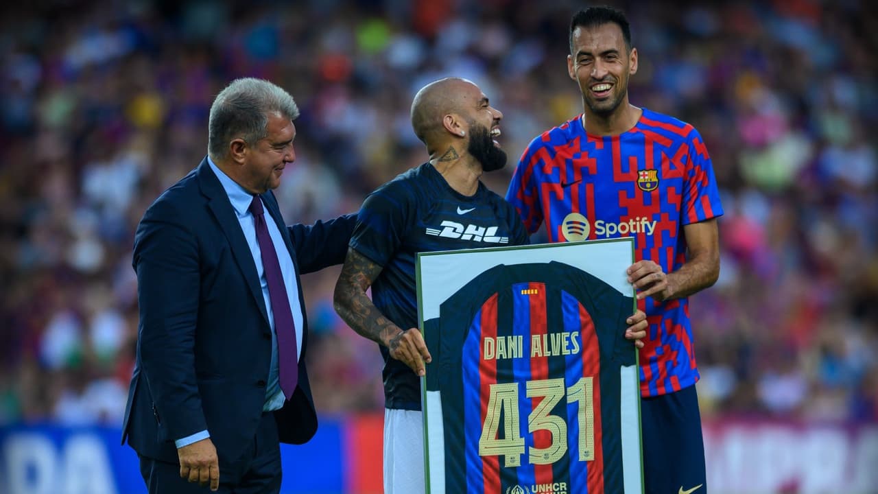 ¡Como ídolo! Dani Alves y su sentido homenaje entre aplausos