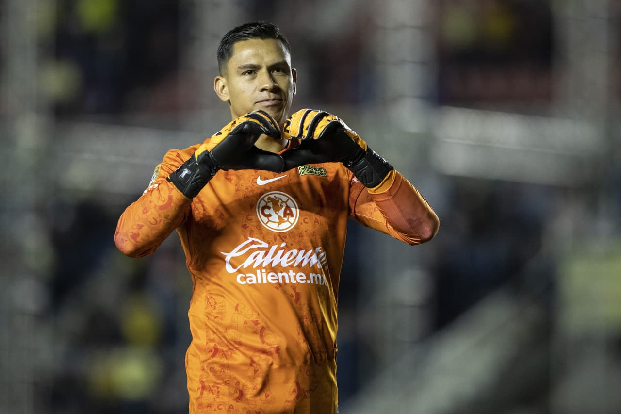 Malagón se luce entrenando y repartiendo regalos a niños en sus vacaciones