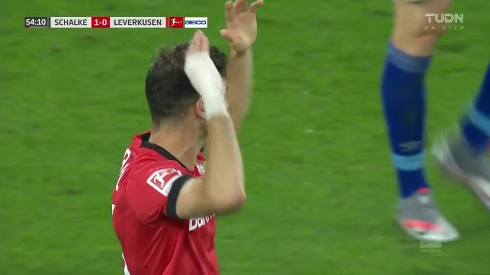 Tiro desviado de Lucas Alario