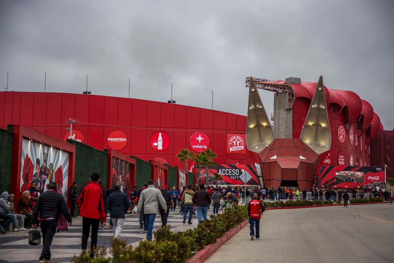 Tremendo ambiente el que se vivió dentro y fuera del Estadio Caliente para presenciar el partido de la Ida de Cuartos de Final entre los Xolos de Tijuana y los Esmeraldas del León. Un marco fantástico para un partido que pintaba muy atractivo.