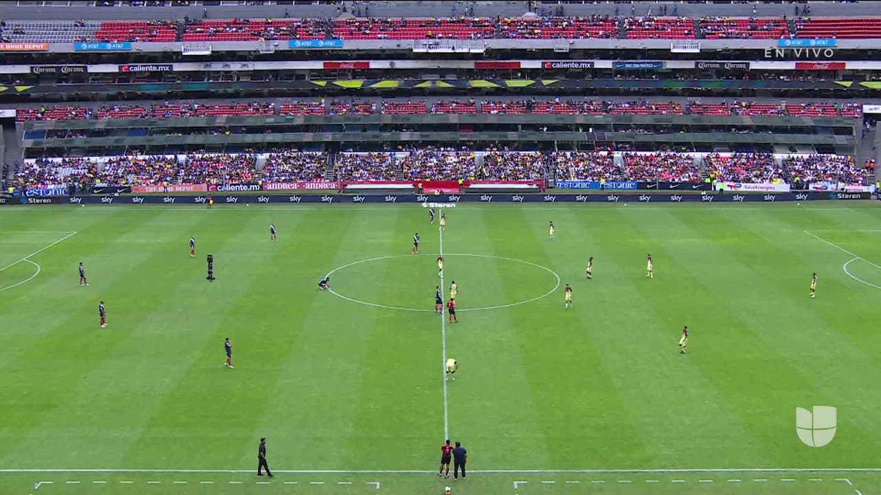 Arranca el partido y la pelota está en juego.
