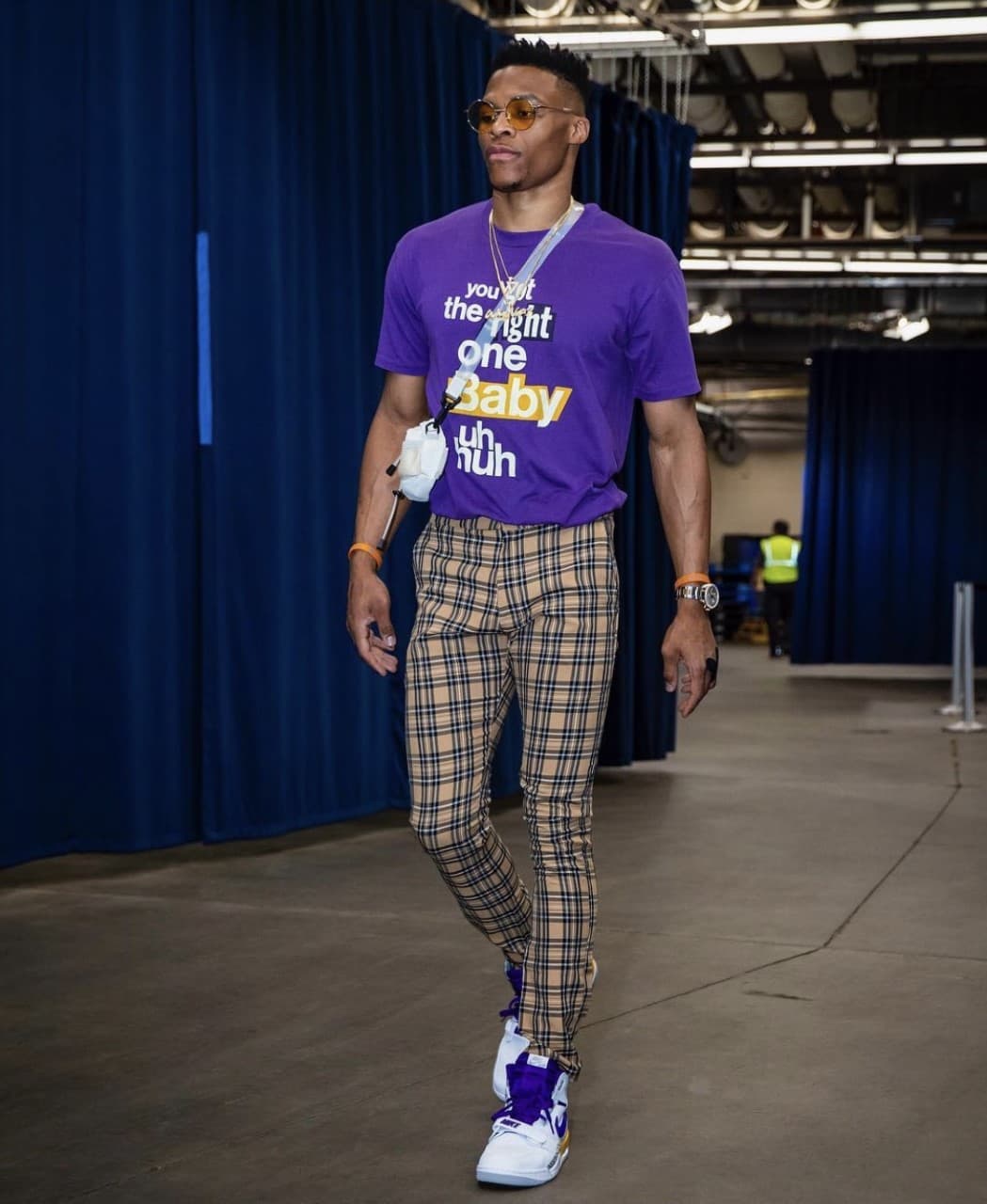 El reconocido basquetbolista de los Hpuston Rockets, Russel Westbrook, es un aficionado de portar joyas en su vida diaria y lo hace de manera muy elegante.