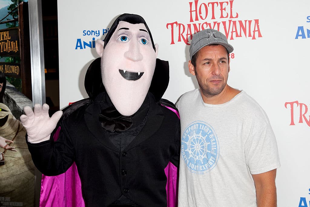 Sandler prestó su voz a Drácula en las primeras tres películas de la franquicia cinematográfica ‘Hotel Transylvania’ y también actuó como productor ejecutivo.