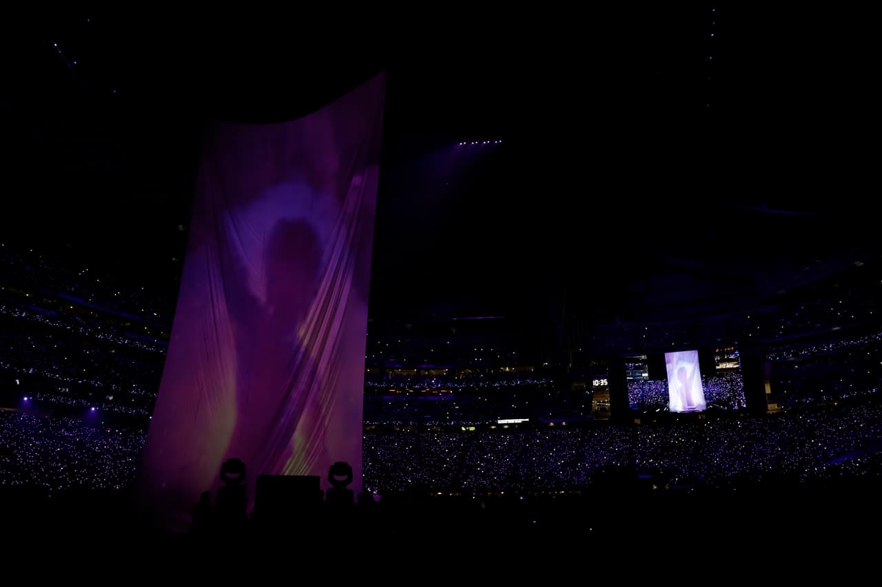 El popular cantante se presentó en el show de medio tiempo del partido entre New England Patriots y Philadelphia Eagles con sus éxitos de hoy y siempre.