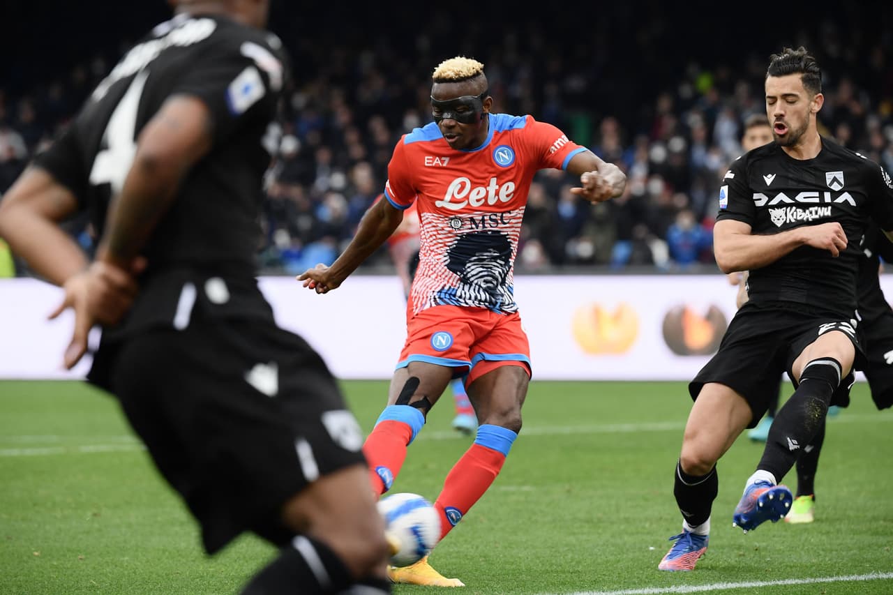 Napoli le remontó 2-1 al Udinese con un doblete de Victor Osimhen en la Jornada 30.