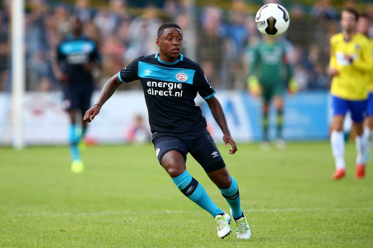 Puede jugar como delantero centro, o extremo por ambas bandas.