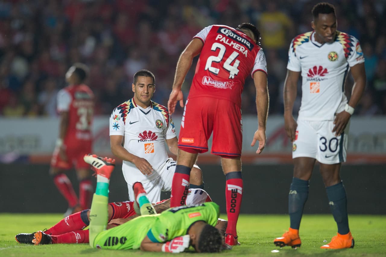 La pelota por poco se le escapa, pero pudo recomponer y salvar una posibilidad de peligro para su arco.