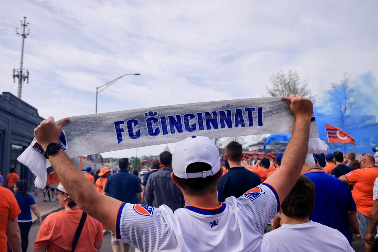 La afición de FC Cincinnati cumplió con el ritual que se registra en cada partido como local, haciendo su marcha al estadio.
<br>