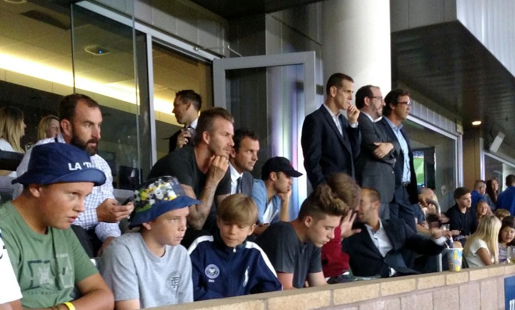Invitados de lujo en el palco del Stub Hub Center. Las leyendas David Bekcham y Landon Donovan no podían perderse el debut de Gerrard.