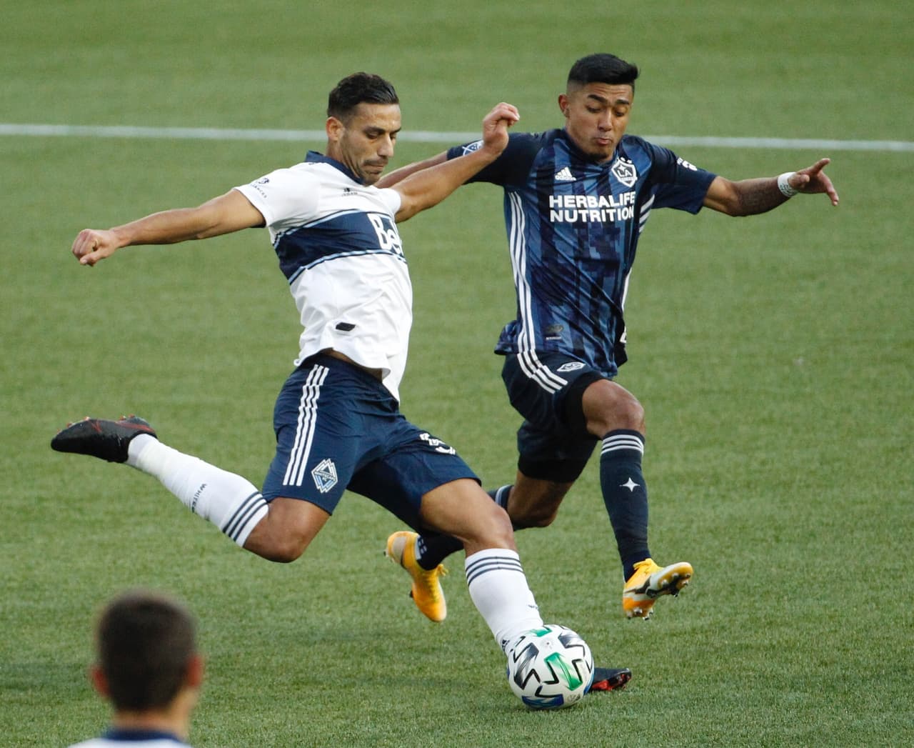 Con doblete de Fredy Montero y gol de Lucas Cavallini, los Vancouver Whitecaps golean 3-0 al LA Galaxy en casa.