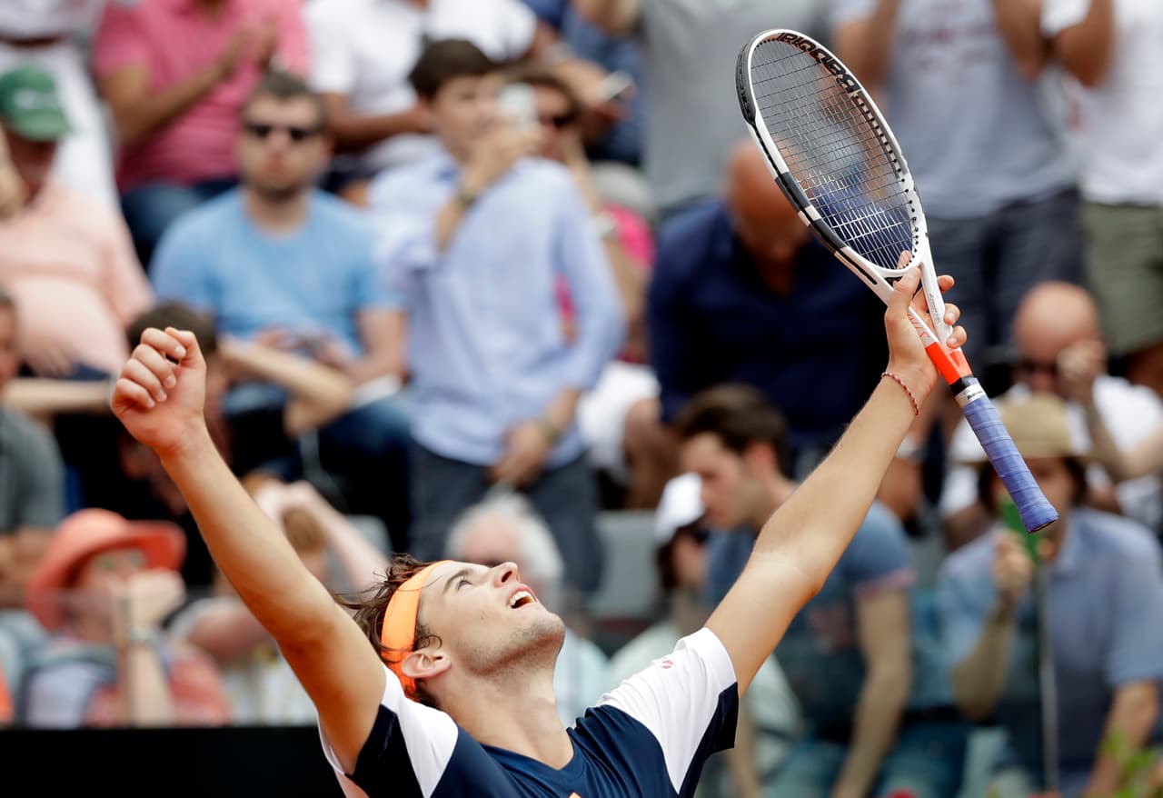 Dominic Thiem festeja tras vencer a Novak Djokovic.