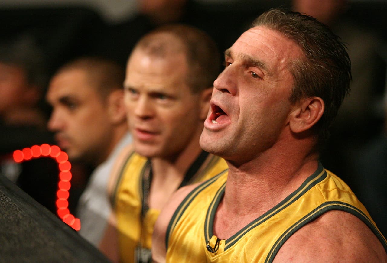 <b>Ken Shamrock -</b> Sus comienzos en el deporte fueron en las artes marciales mixtas y logró sorpresivo triunfo ante Nakaya Nielsen (campéon de kickboxing). Gracias a ello fue contratado por la UFC y en 1997 dio el salto a la WWE donde fue protagonista.