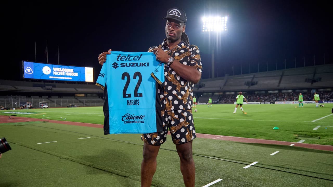 ¡Visita estelar! Pumas Femenil regala playera a Najee Harris, de Steelers