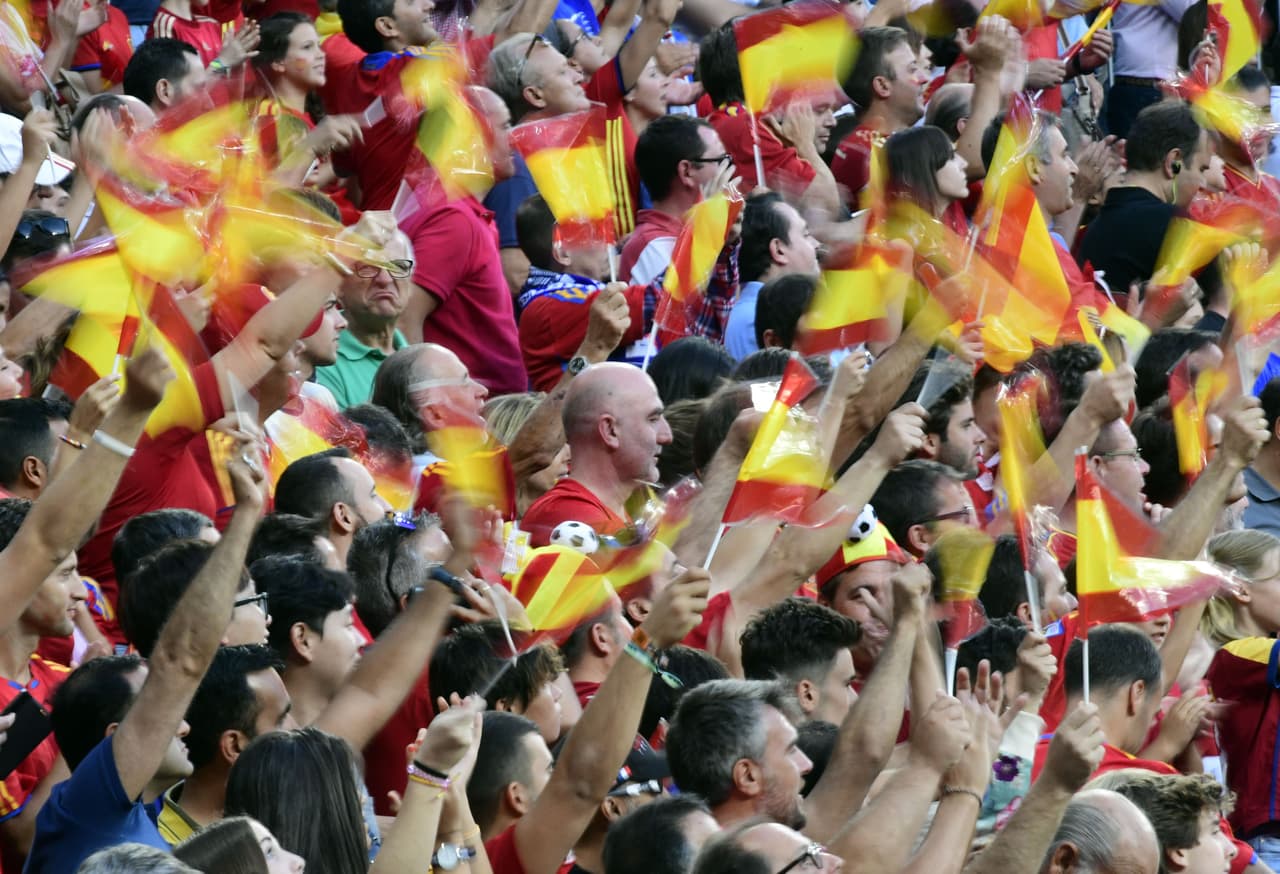 Los españoles, con el patriotismo a flor de piel, ondeaban banderas.