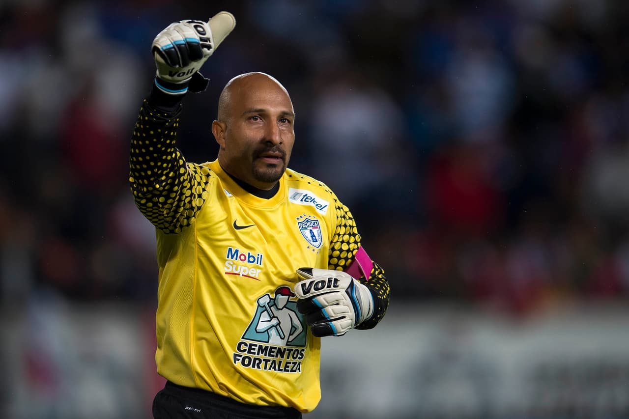 En 2013, hubo tiempo para una sexta playera en la trayectoria de Pérez cuando Pachuca se hizo a sus servicios. Su experiencia fue clave para volver a levantar títulos.