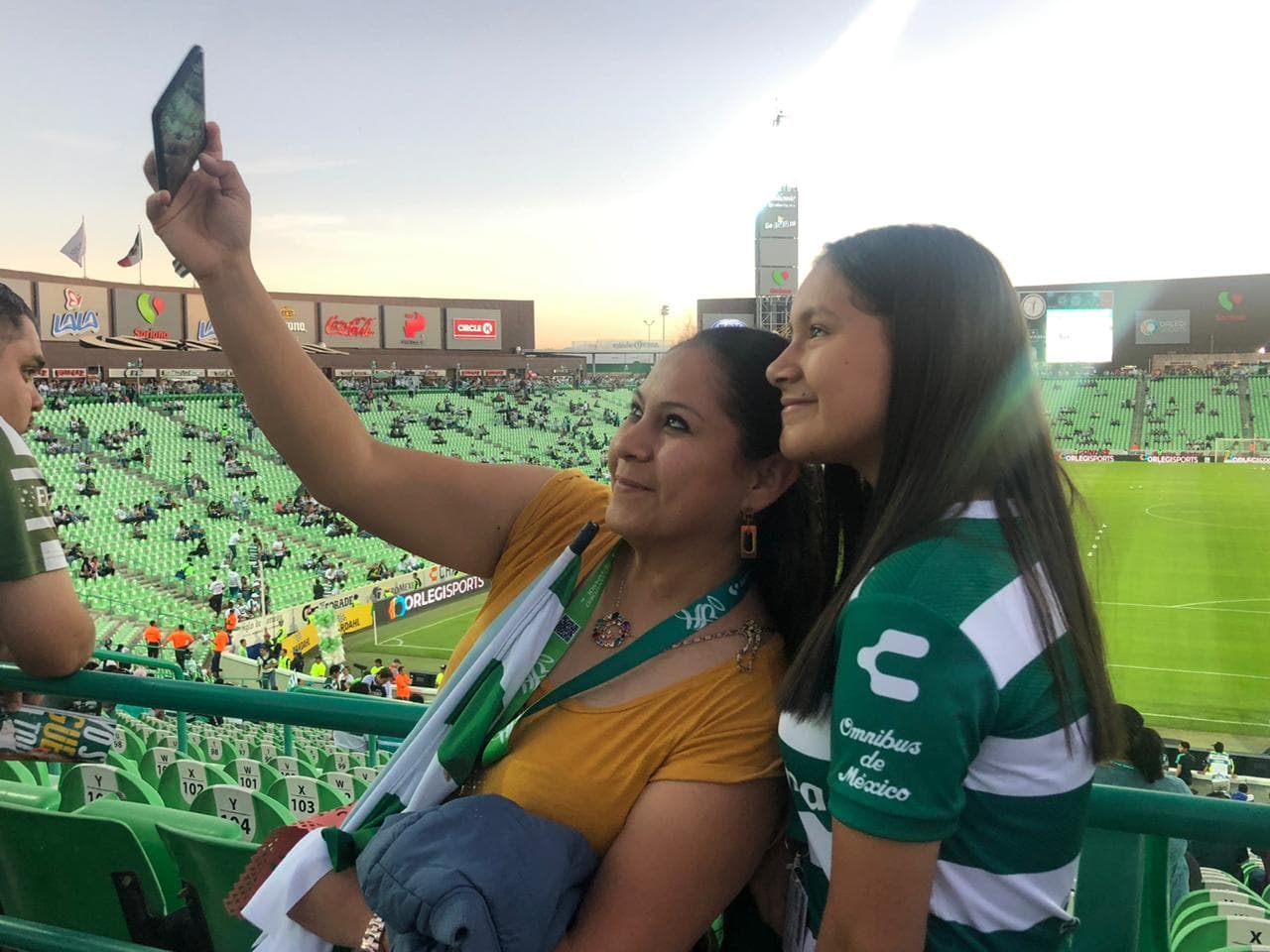 La afici´ón de Santos está ilusionada y muestra apoyo total para Santos.