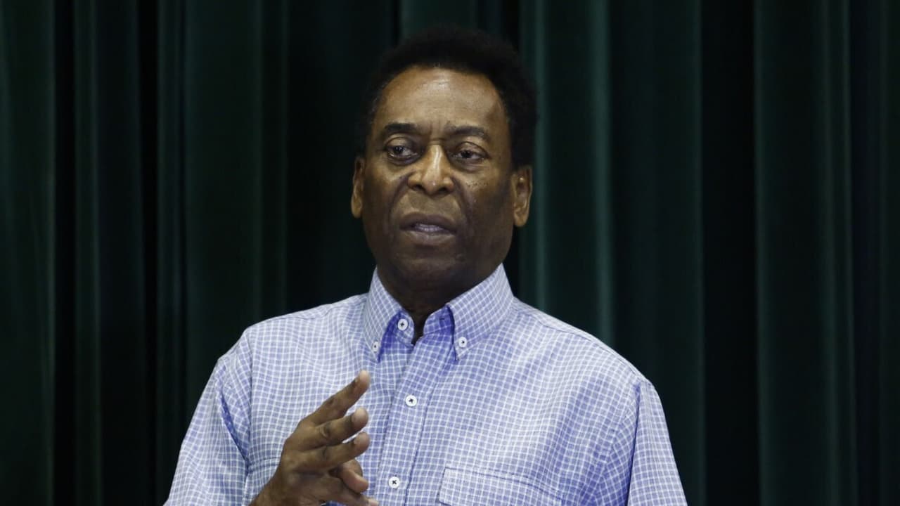 Pelé fue operado de un tumor en el colon y ya se recupera