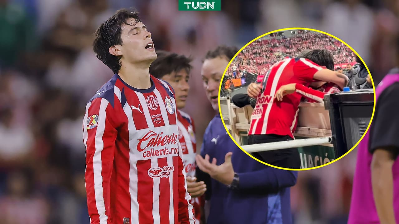 Diego Campillo es consolado por su papá tras la eliminación de Chivas ante Cruz Azul
