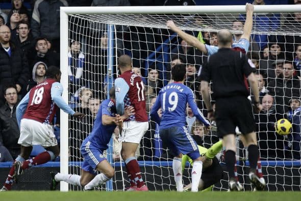Y ya en el segundo tiempo, apenas se habían jugado un par de minutos cuando un veterano se hizo presente.