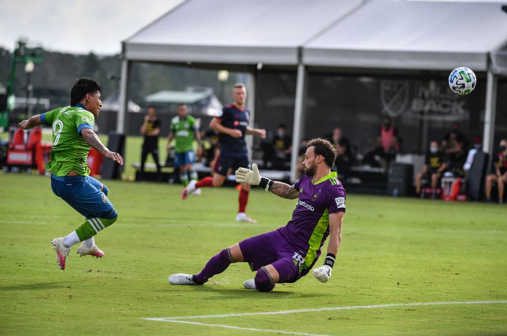 En términos generales, el partido fue intenso en su primera mitad, con pocas situaciones de gol.