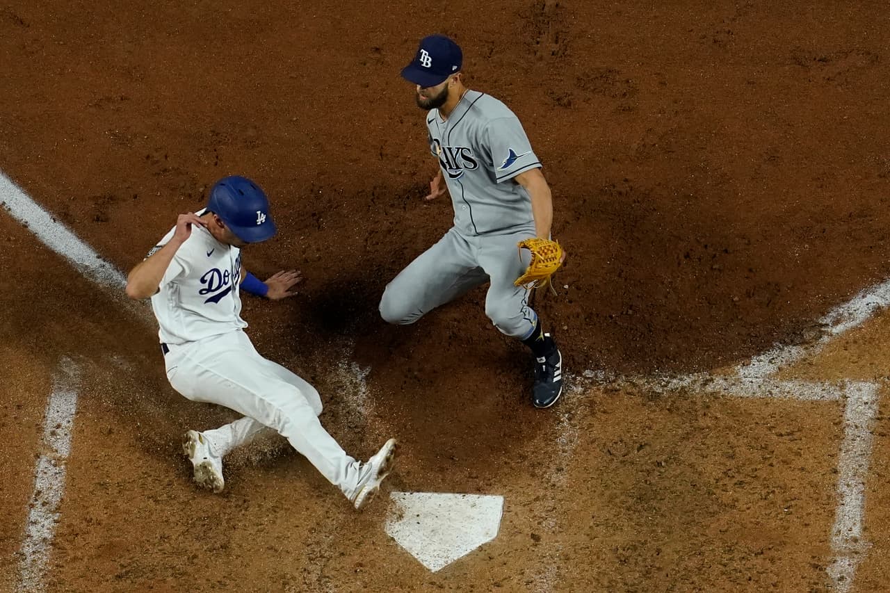 El cambio de pitcher en los Rays sentencia el partido y los Dodgers consiguen remontar la desventaja de 1-0 para vencer 1-3 a los Rays y consiguen su sexta campeonato de Serie Mundial.