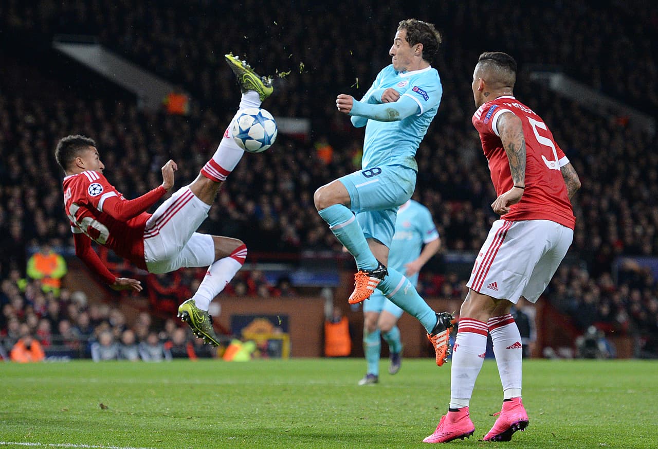 El Manchester United no pudo triunfar en casa en el PSV Eindhoven, Andrés Guardado dio un muy buen encuentro.