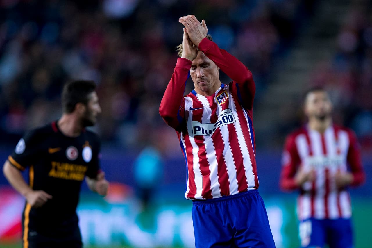 Los aplausos de Fernando Torres son para Griezmann que fue autor de los dos goles del Atlético de Madrid.