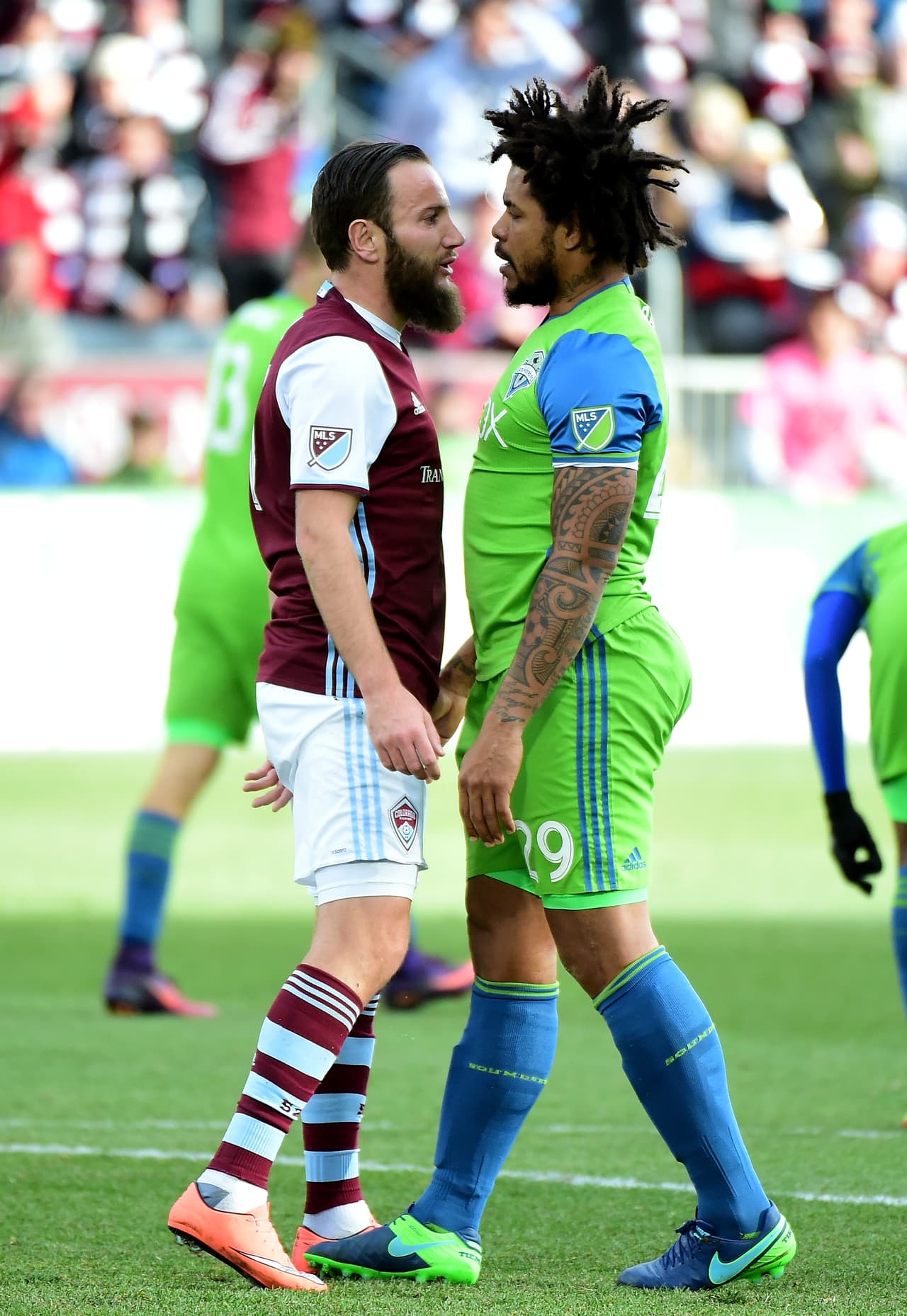 El temperamento es uno de los puntos que en ocasiones le juega en contra a Román Torres. Algunas veces le ha costado expulsiones.