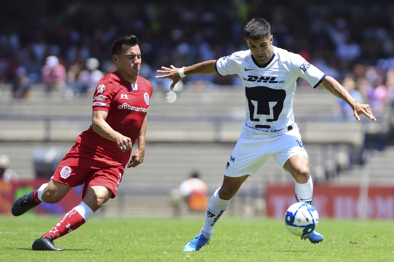 Ambas escuadras se esfuerzan por recuperar el balón.