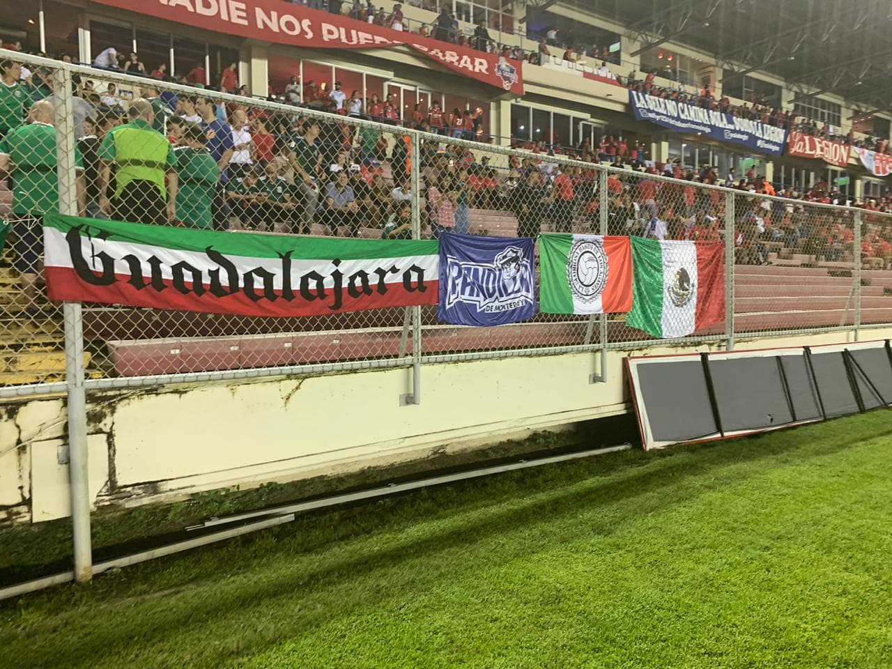 Con la noche encima y la gente llegando al estadio, la ciudad de Panamá esta lista para el Panamá vs México.