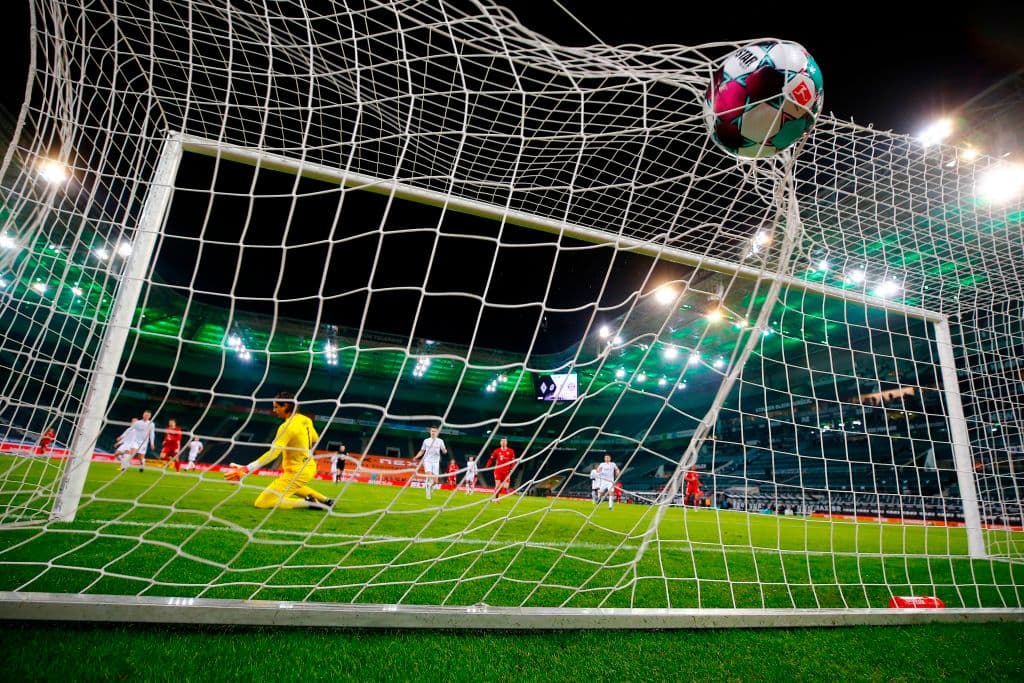 Lewandoswki (20’) abrió el marcador por la vía penal y Goretzka (26’) crecía la diferencia. Hofmann (35’, 45’) empató el partido y Neuhaus (49’) dio vuelta al marcador. El siguiente compromiso de los bávaros en la Bundesliga será recibiendo al Friburgo.