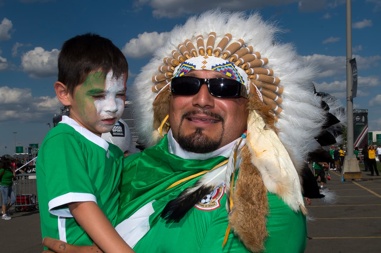 Cuernos, máscaras de lucha libre, maquillaje, banderas y disfraces fue sólo un poco del folclor vivido durante el partido amistoso del Tri.