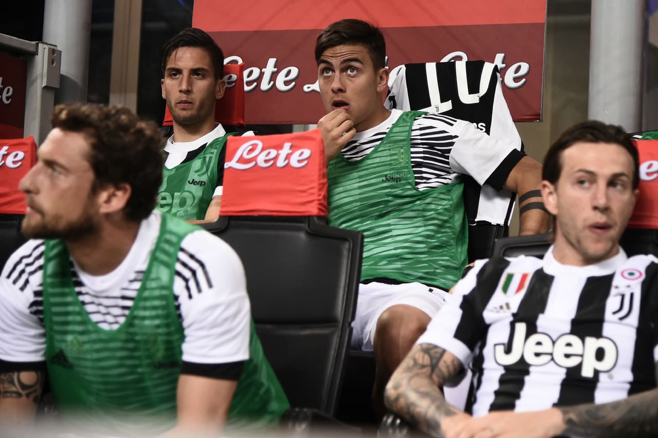 Masimilliano Allegri, entrenador del equipo de Turín, dejó en el banco de suplentes a su estrella, Paulo Dybala.