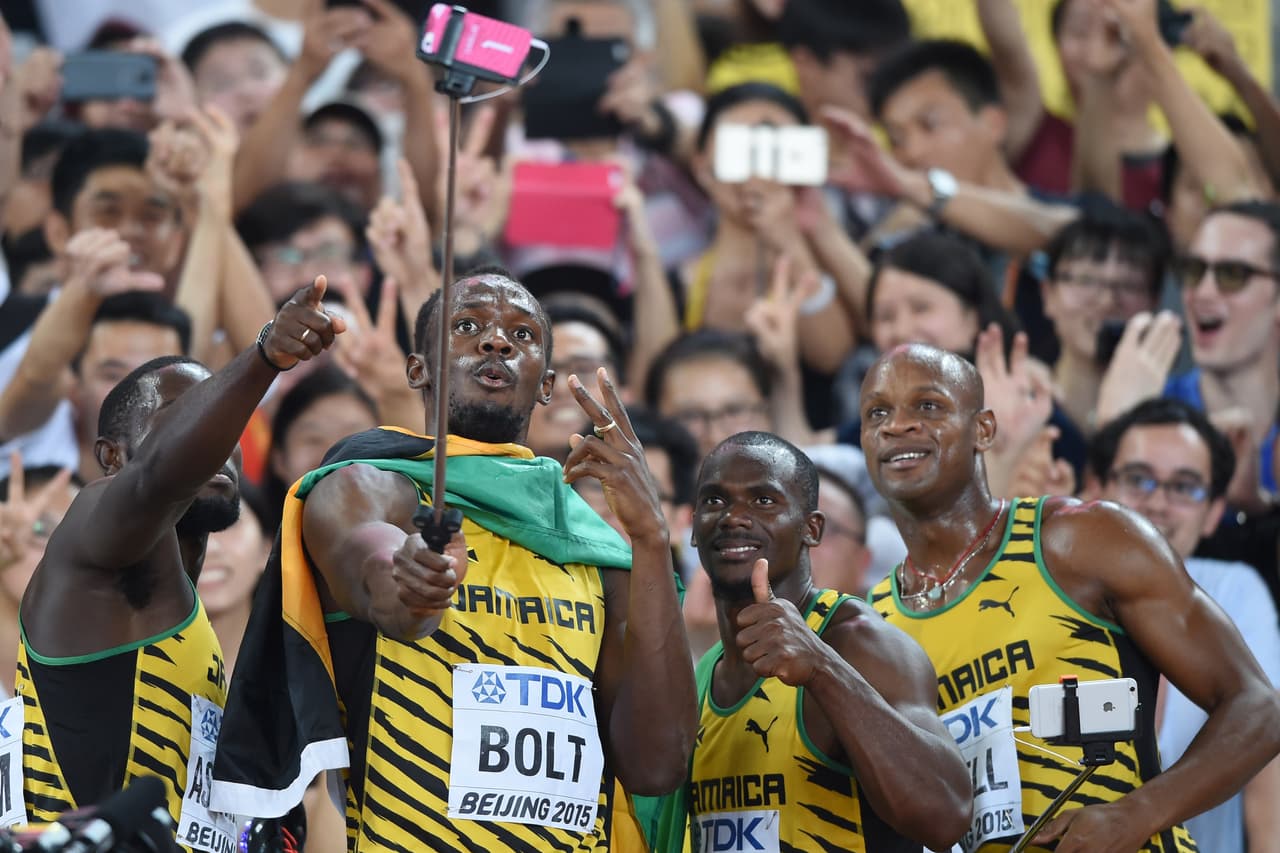 El equipo de relevo 4x100 de Jamaica se toma la selfie tras ganar.