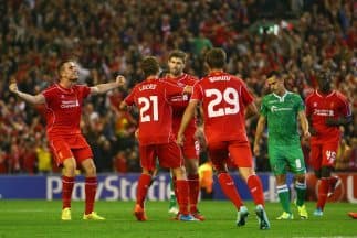 Gerrard celebra su gol, que le dio el triunfo a Liverpool en el último minuto.