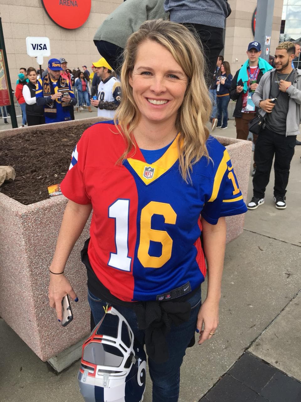 Como esta fanática no está decidida a quién apoyar porta un jersey combinado de Patriots y Rams.