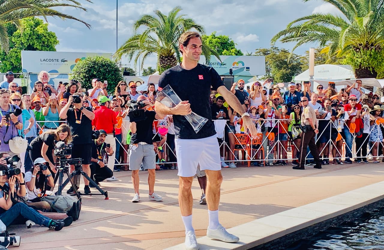 Federer no perdió tiempo para saludar a todos sus fans y por momentos acercarse a ellos para convivir por unos cuantos segundos.