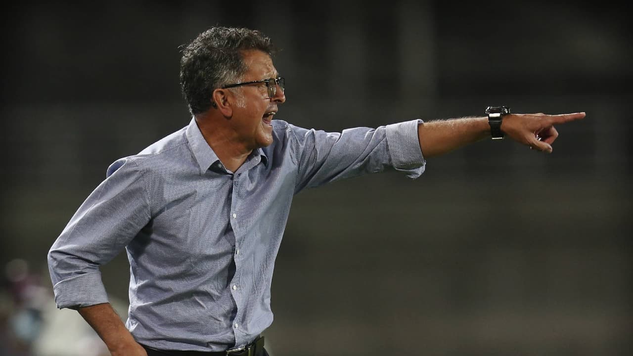 Afición estalla contra Juan Carlos Osorio y es escoltado por policías