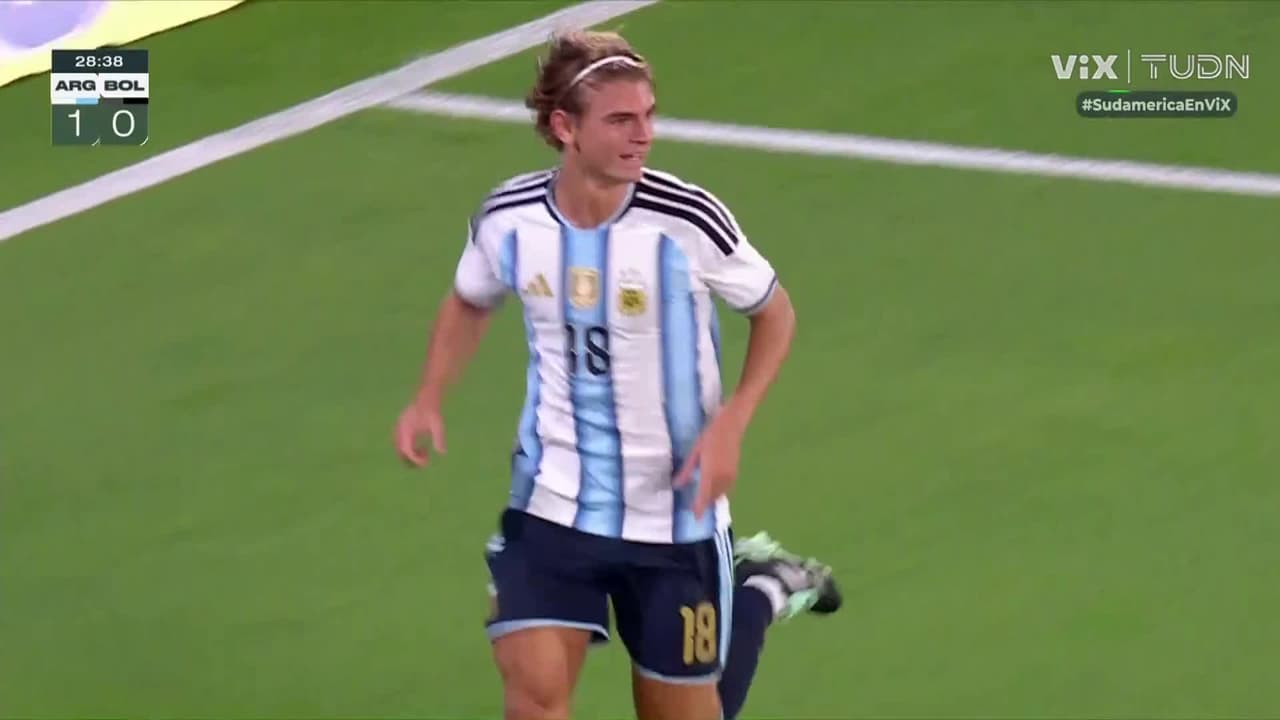 ¡A lo Messi! ¡Golazo enfermo de Argentina! Nico paz pica el balón para el 2-0