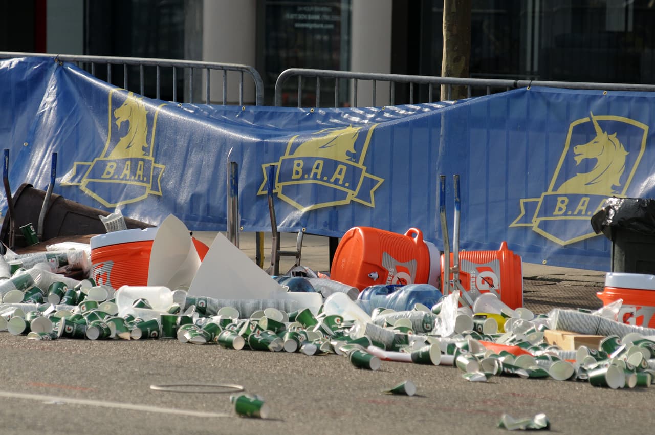 En la Maratón de Boston en 2013, dos artefactos explosivos de fabricación casera estallaron en Boylston Street, cerca de Copley Square, causando la muerte de tres personas.