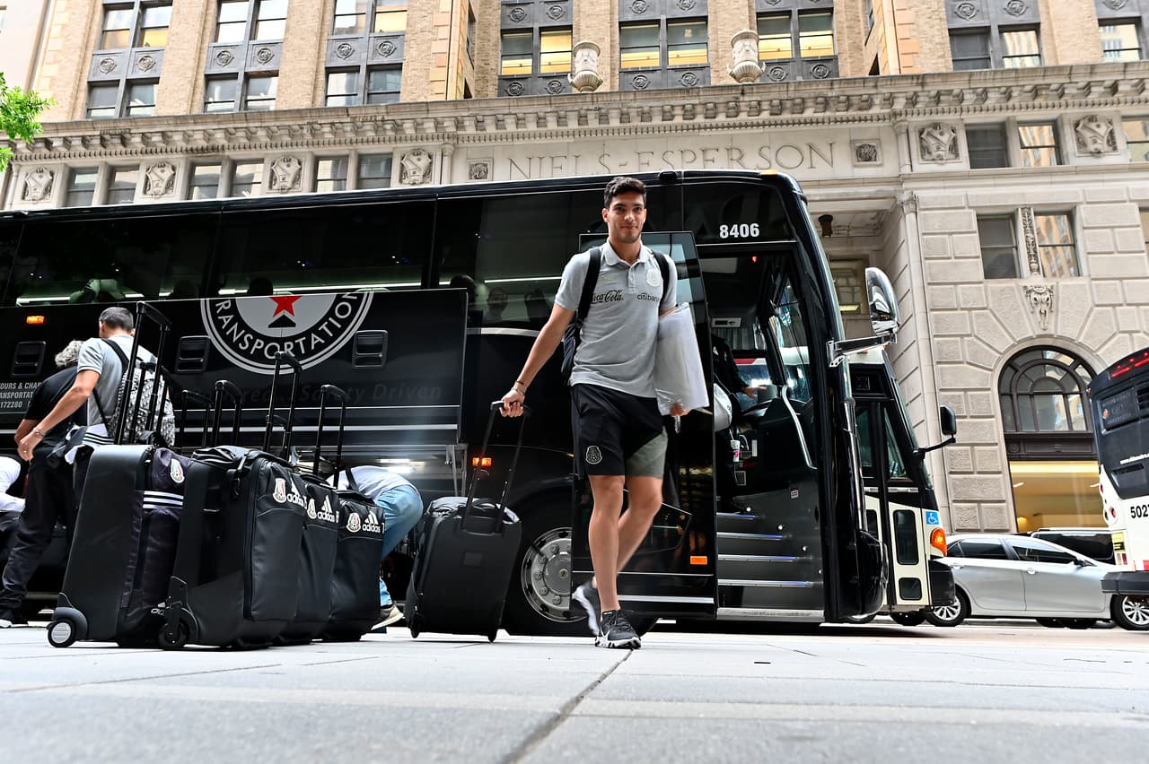 Los futbolistas de la Selección de México arribaron a la ciudad de Houston, donde el sábado entrante se medirán a la de Costa Rica para dirimir un boleto a las Semifinales de la Copa Oro 2019. Entre gritos, porras y mucho entusiasmo, la afición recibió de esta manera a los seleccionados mexicanos.