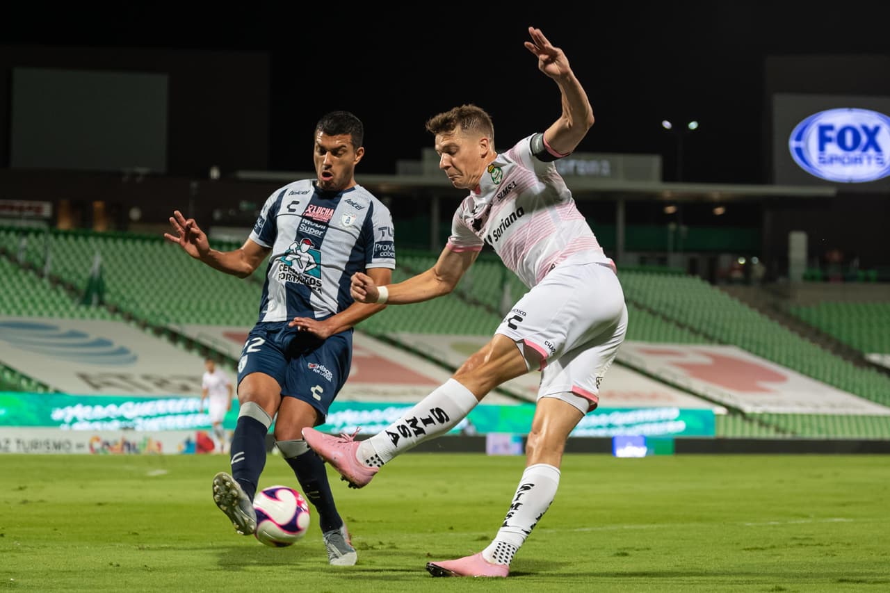 Julio Furch se muestra participativo en el terreno de juego y siempra busca que el balón pase por sus pies.