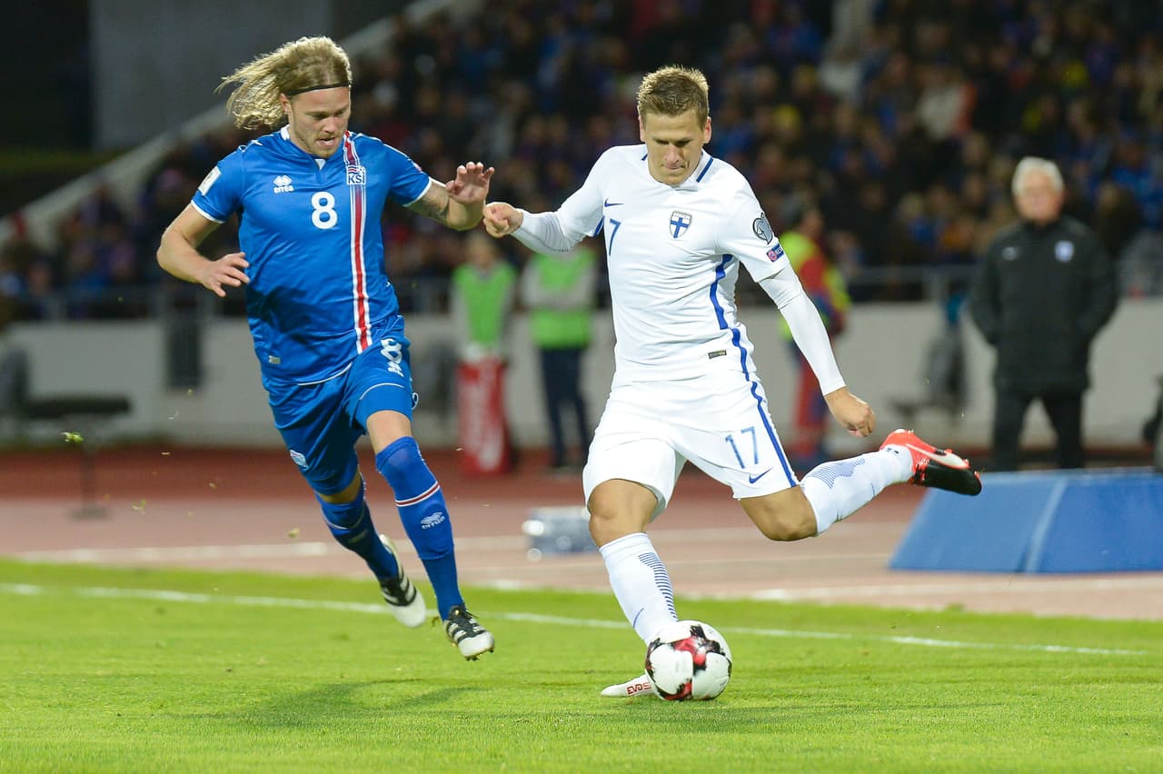 Iceland's Birkir Bjarnason (L) vies with Finland's Robin Lod during the WC 2018 football qualification match between Iceland and Finland in Reykjavik on October 6, 2016. / AFP / Haraldur Gudjonsson (Photo credit should read HARALDUR GUDJONSSON/AFP/Getty Images)