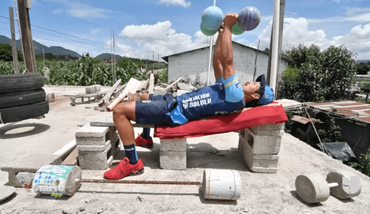 Vicente, lejos de detenerse por el confinamiento, creo su propio 
<b>gimnasio en la terraza</b> de su casa.